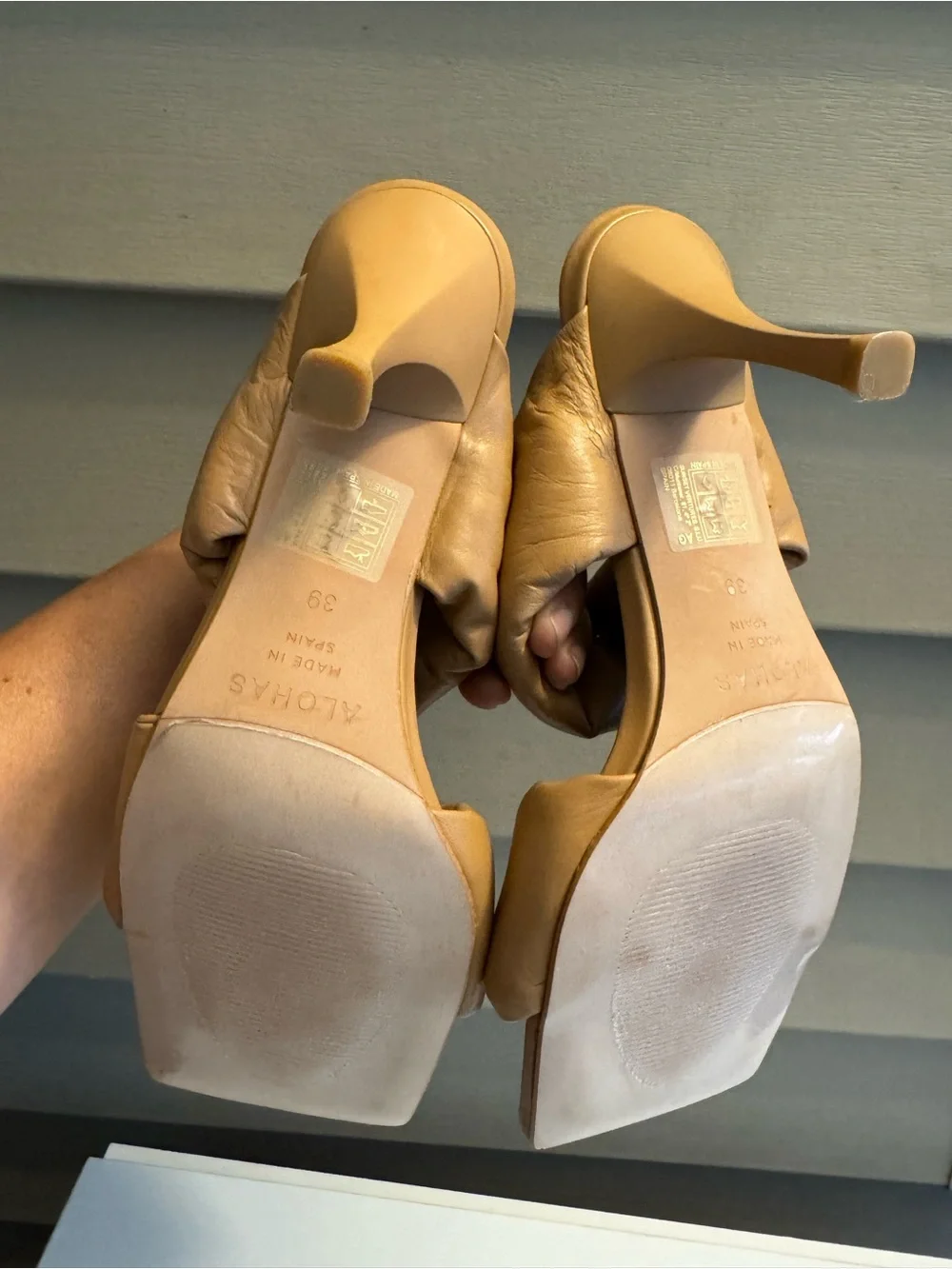 ALOHAS Cognac Padded Double-Band Square-Toe Heels